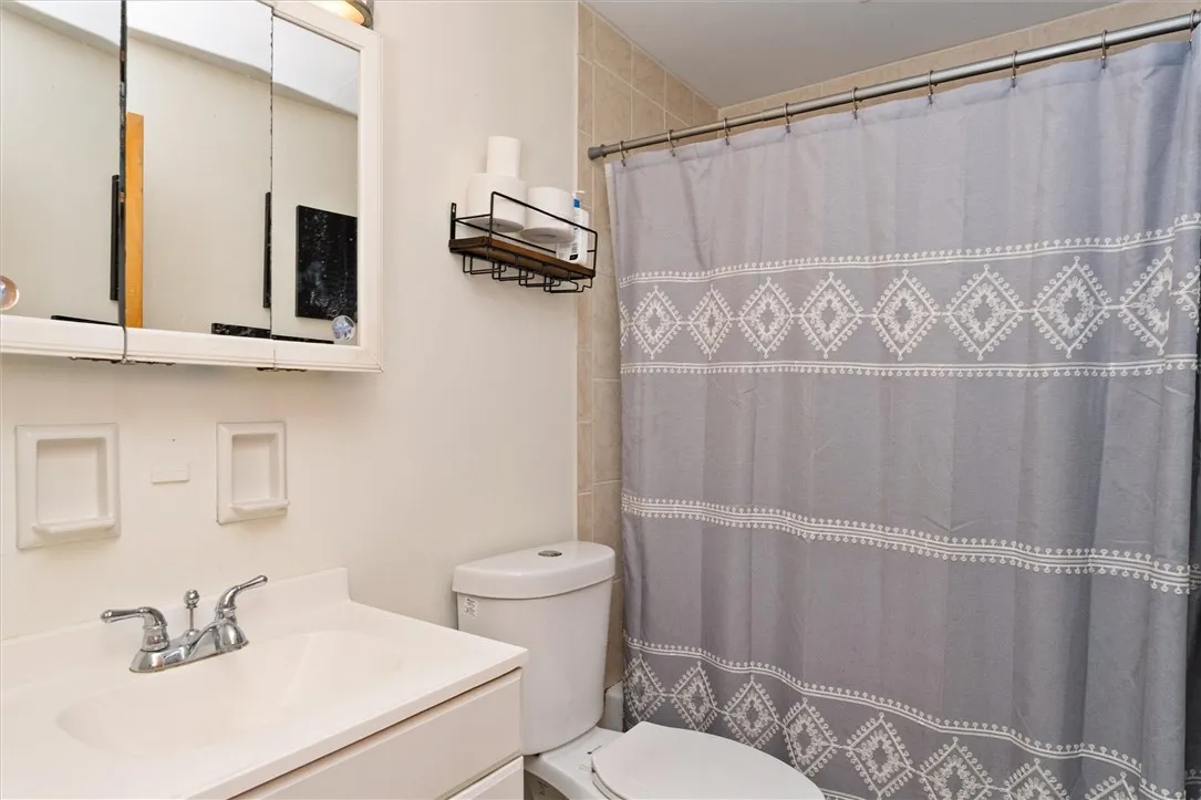 Upper level full-bathroom
