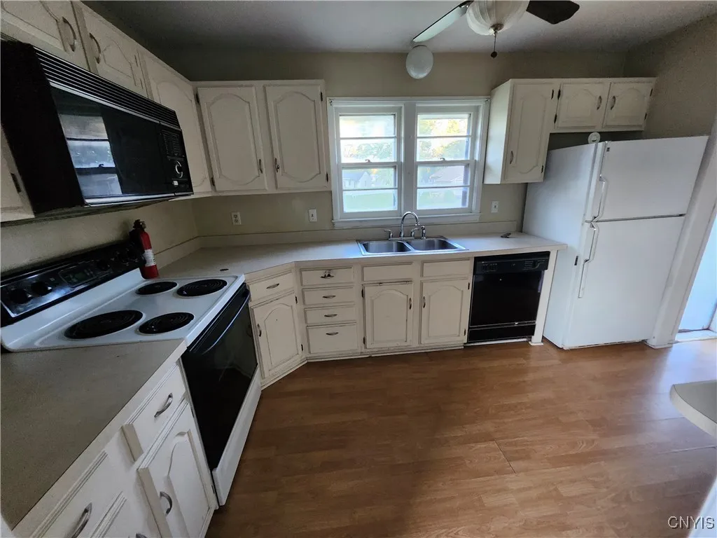 111 Pembrook Drive, Manlius, New York 13066, Manlius, New York 13066, 3 Bedrooms Bedrooms, 8 Rooms Rooms,1 BathroomBathrooms,Residential,For Sale,111 Pembrook Drive, Manlius, New York 13066,0,S1636307