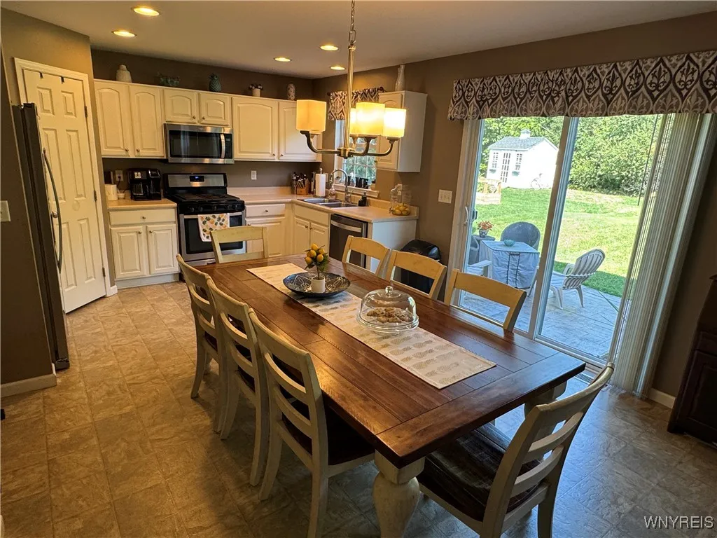 6105 Woodford Drive, Hamburg, New York 14085, Hamburg, New York 14085, 3 Bedrooms Bedrooms, 9 Rooms Rooms,2 BathroomsBathrooms,Residential,Closed,6105 Woodford Drive, Hamburg, New York 14085,0,B1636186