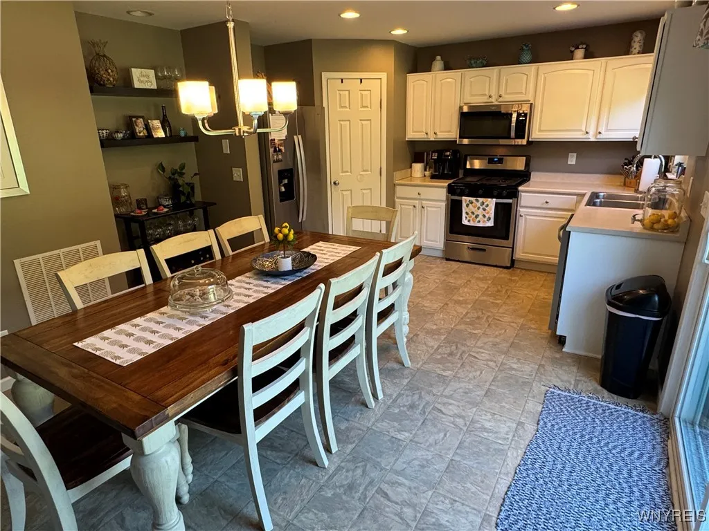 6105 Woodford Drive, Hamburg, New York 14085, Hamburg, New York 14085, 3 Bedrooms Bedrooms, 9 Rooms Rooms,2 BathroomsBathrooms,Residential,Closed,6105 Woodford Drive, Hamburg, New York 14085,0,B1636186
