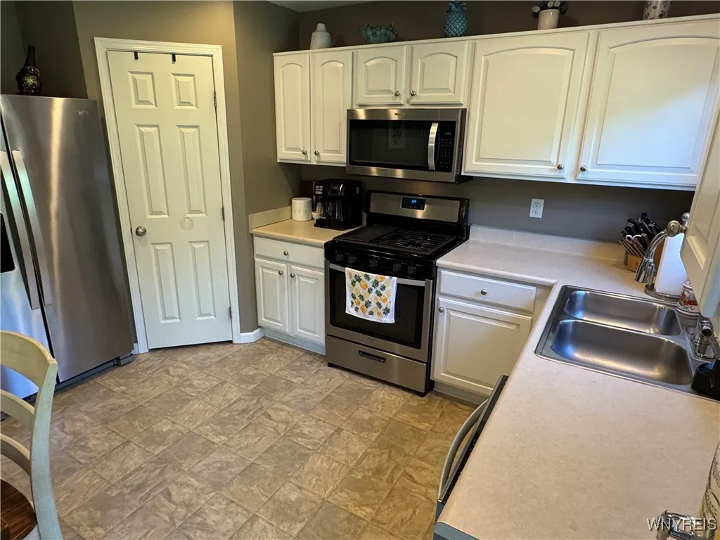 6105 Woodford Drive, Hamburg, New York 14085, Hamburg, New York 14085, 3 Bedrooms Bedrooms, 9 Rooms Rooms,2 BathroomsBathrooms,Residential,Closed,6105 Woodford Drive, Hamburg, New York 14085,0,B1636186