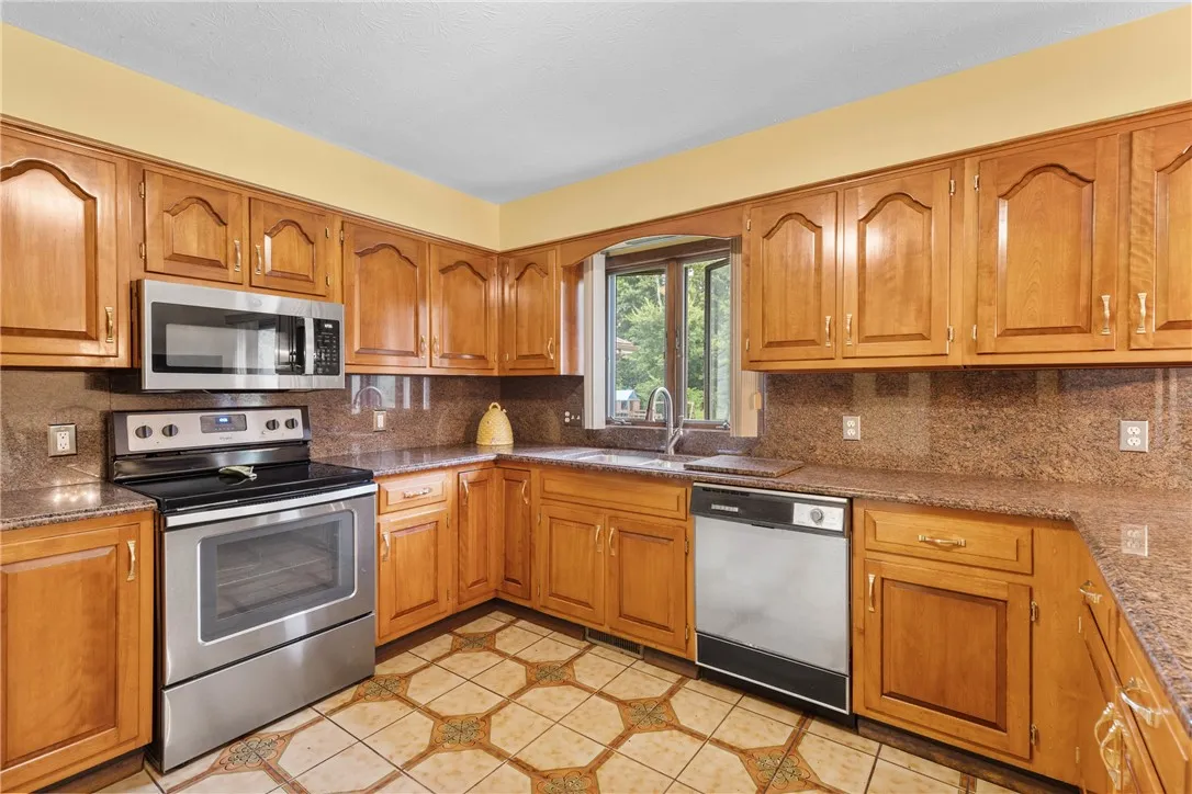 116 Northwood Drive, Greece, New York 14612, Greece, New York 14612, 3 Bedrooms Bedrooms, 8 Rooms Rooms,2 BathroomsBathrooms,Residential,For Sale,116 Northwood Drive, Greece, New York 14612,0,R1635650