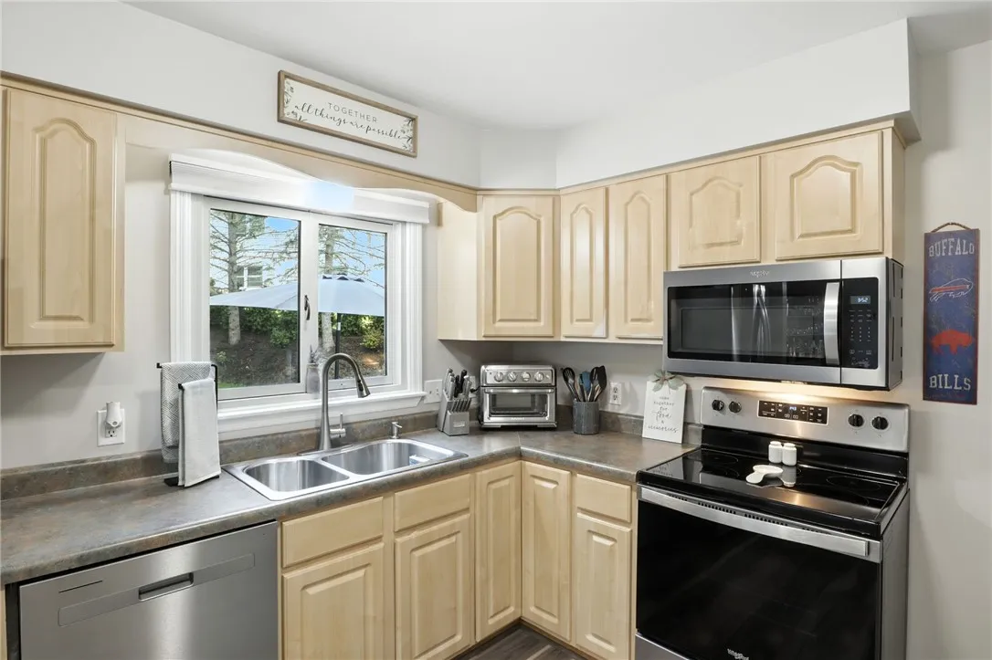 12 Calman Place, Canandaigua City, New York 14424, Canandaigua City, New York 14424, 3 Bedrooms Bedrooms, 6 Rooms Rooms,1 BathroomBathrooms,Residential,For Sale,12 Calman Place, Canandaigua City, New York 14424,0,R1636272