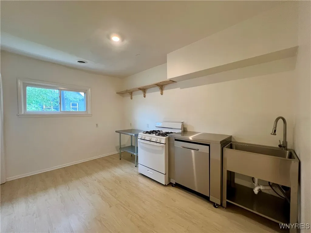 15 Abbottsford Place 4, Buffalo, New York 14213, Buffalo, New York 14213, 2 Bedrooms Bedrooms, 4 Rooms Rooms,1 BathroomBathrooms,Residential Lease,For Rent,15 Abbottsford Place 4, Buffalo, New York 14213,0,B1636087