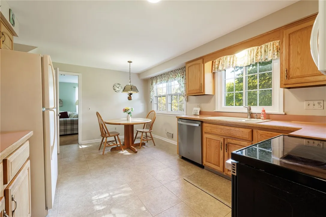 20 Chipping Ridge, Perinton, New York 14450, Perinton, New York 14450, 4 Bedrooms Bedrooms, 9 Rooms Rooms,2 BathroomsBathrooms,Residential,Closed,20 Chipping Ridge, Perinton, New York 14450,0,R1635458