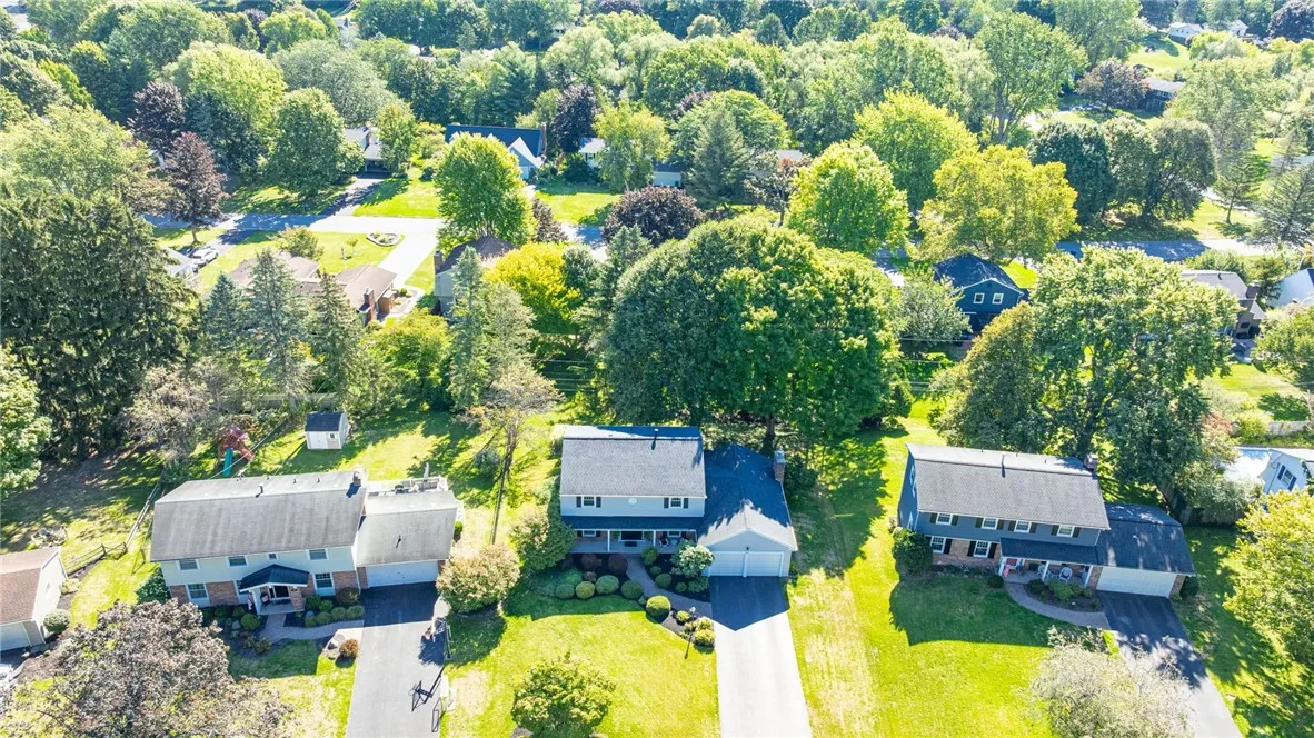 20 Chipping Ridge, Perinton, New York 14450, Perinton, New York 14450, 4 Bedrooms Bedrooms, 9 Rooms Rooms,2 BathroomsBathrooms,Residential,Closed,20 Chipping Ridge, Perinton, New York 14450,0,R1635458