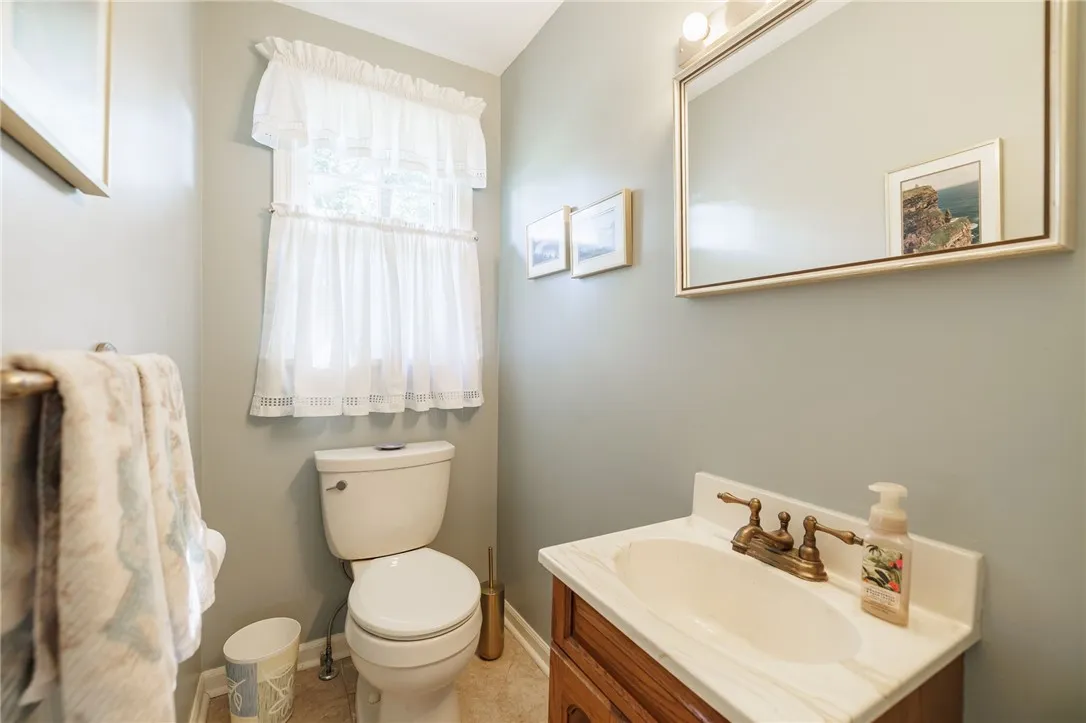 20 Chipping Ridge, Perinton, New York 14450, Perinton, New York 14450, 4 Bedrooms Bedrooms, 9 Rooms Rooms,2 BathroomsBathrooms,Residential,Closed,20 Chipping Ridge, Perinton, New York 14450,0,R1635458