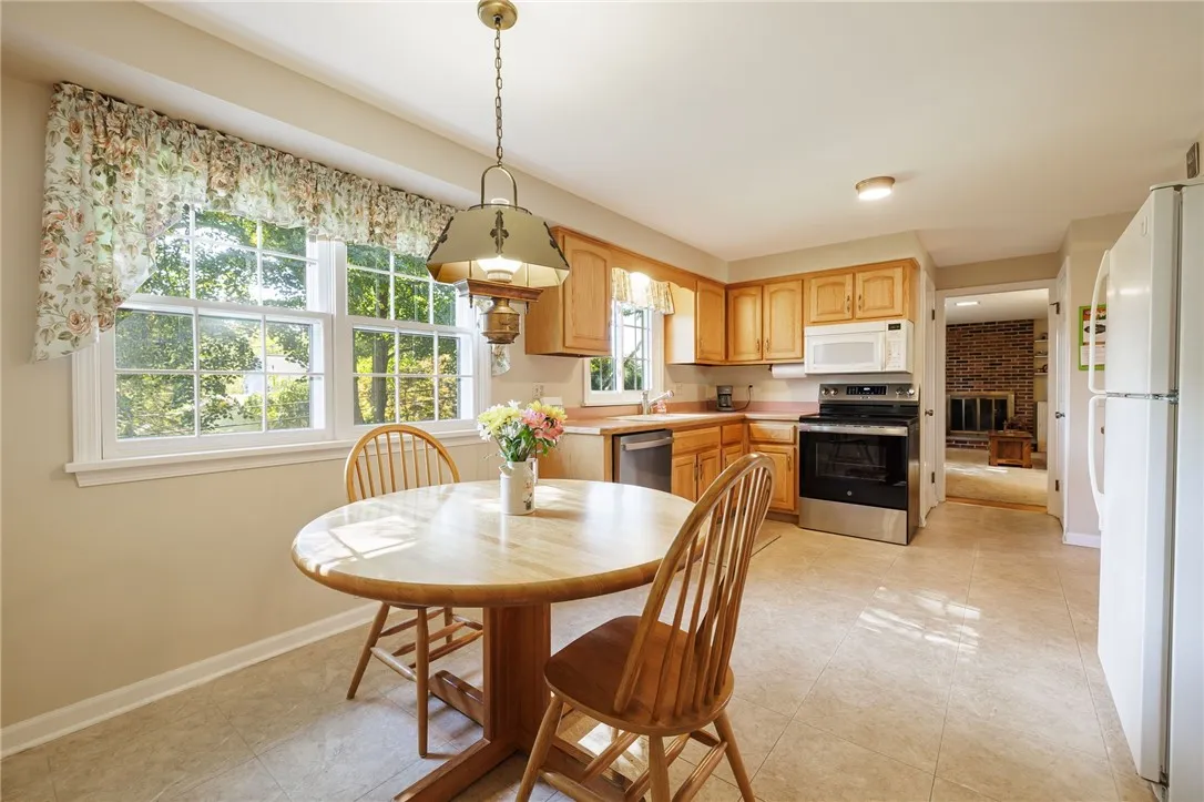 20 Chipping Ridge, Perinton, New York 14450, Perinton, New York 14450, 4 Bedrooms Bedrooms, 9 Rooms Rooms,2 BathroomsBathrooms,Residential,Closed,20 Chipping Ridge, Perinton, New York 14450,0,R1635458