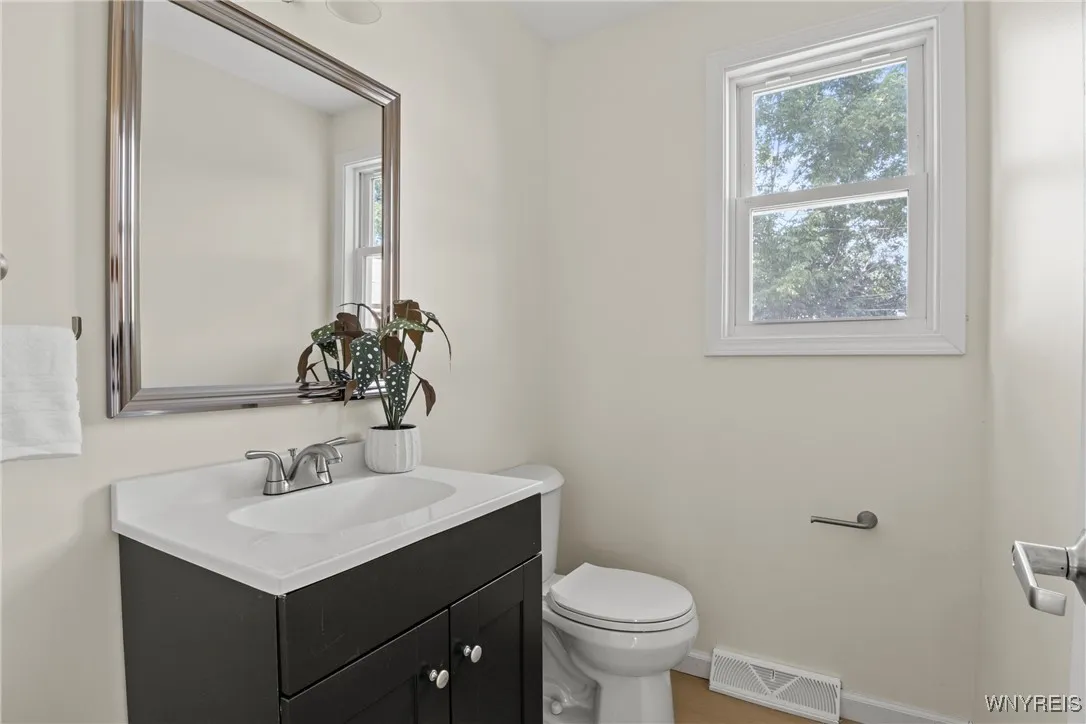 125 Sudbury Lane, Amherst, New York 14221, Amherst, New York 14221, 4 Bedrooms Bedrooms, 5 Rooms Rooms,2 BathroomsBathrooms,Residential,For Sale,125 Sudbury Lane, Amherst, New York 14221,0,B1636525