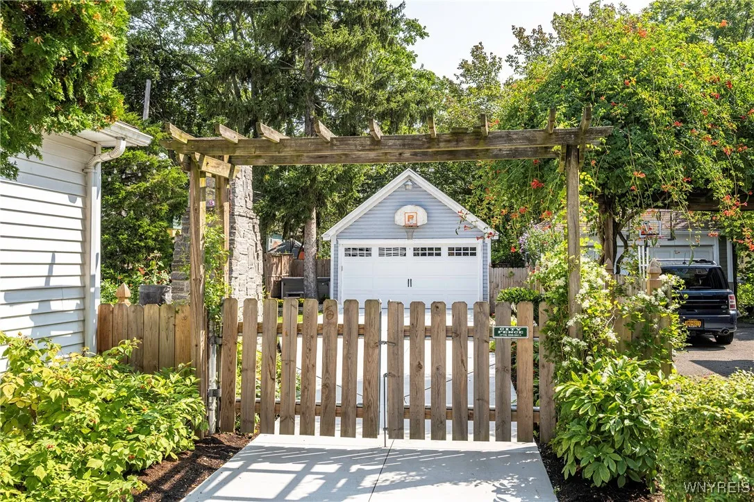 165 Summit Ave, Buffalo, New York 14214, Buffalo, New York 14214, 4 Bedrooms Bedrooms, 10 Rooms Rooms,2 BathroomsBathrooms,Residential,Closed,165 Summit Ave, Buffalo, New York 14214,0,B1636215