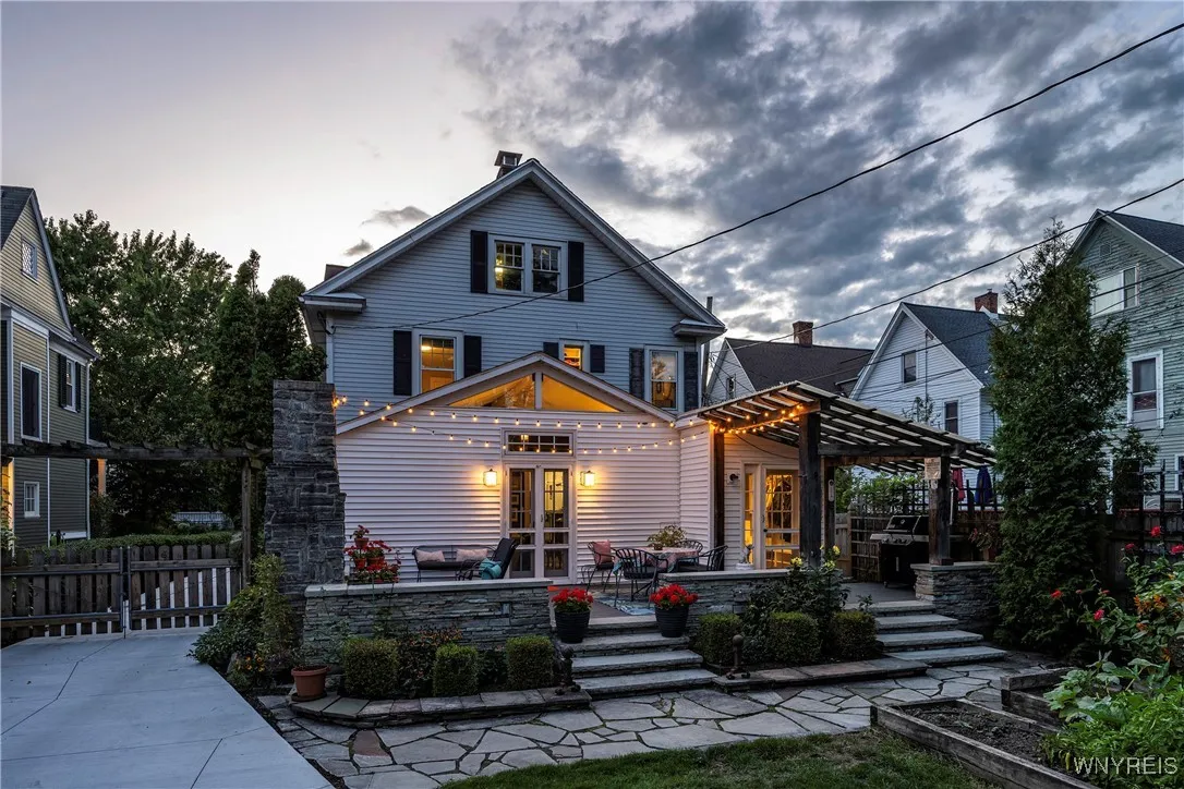 165 Summit Ave, Buffalo, New York 14214, Buffalo, New York 14214, 4 Bedrooms Bedrooms, 10 Rooms Rooms,2 BathroomsBathrooms,Residential,Closed,165 Summit Ave, Buffalo, New York 14214,0,B1636215