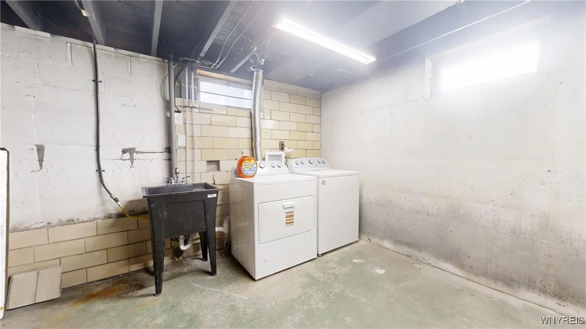 532 16th Street, Niagara Falls, New York 14301, Niagara Falls, New York 14301, 2 Bedrooms Bedrooms, 4 Rooms Rooms,1 BathroomBathrooms,Residential Lease,For Rent,532 16th Street, Niagara Falls, New York 14301,0,B1636618