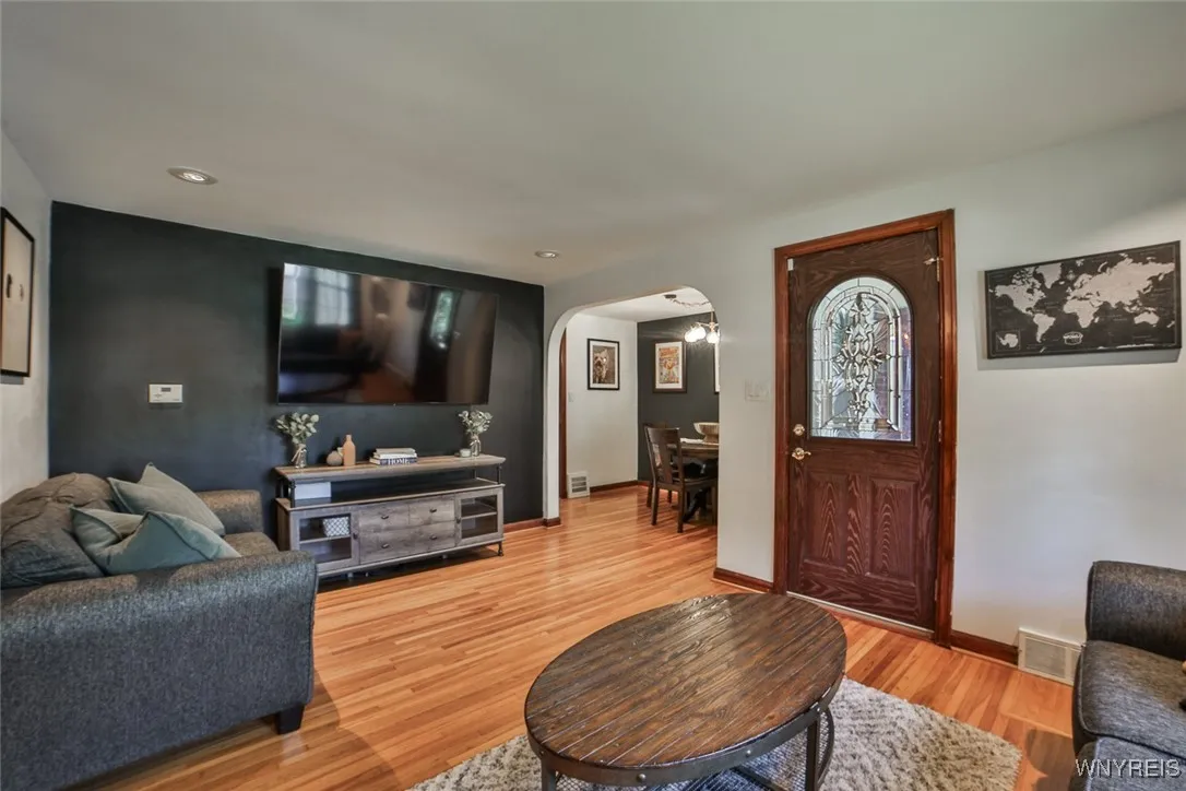 4 Highview Court, Cheektowaga, New York 14215, Cheektowaga, New York 14215, 2 Bedrooms Bedrooms, 6 Rooms Rooms,2 BathroomsBathrooms,Residential,For Sale,4 Highview Court, Cheektowaga, New York 14215,0,B1635718
