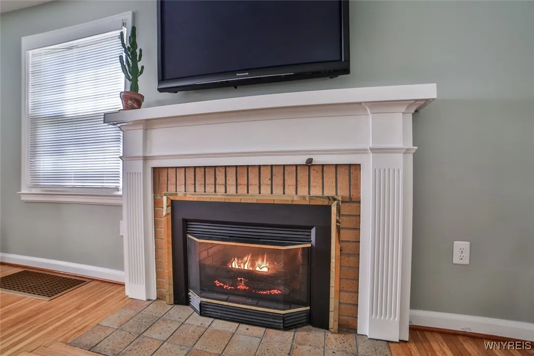 Natural gas fireplace