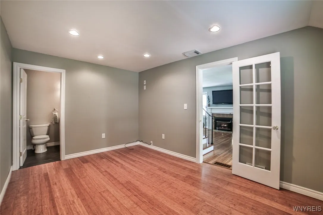 Full bath attached to office/Den/1st floor bedroom
