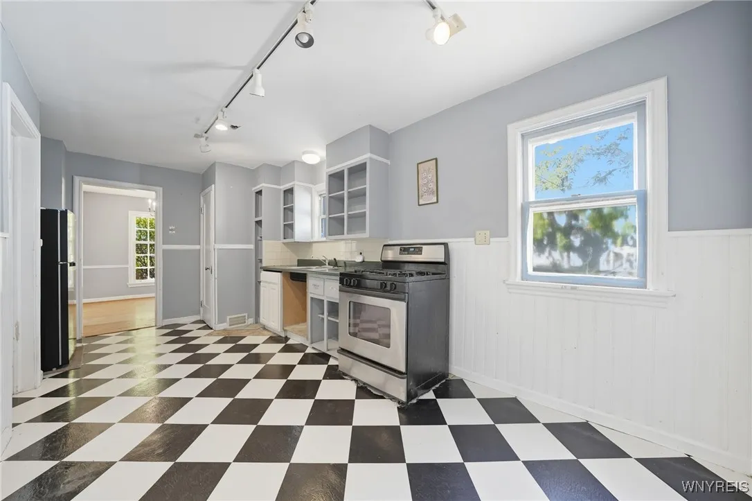 24 Irving, Tonawanda, New York 14223, Tonawanda, New York 14223, 3 Bedrooms Bedrooms, 7 Rooms Rooms,1 BathroomBathrooms,Residential,For Sale,24 Irving, Tonawanda, New York 14223,0,B1636774