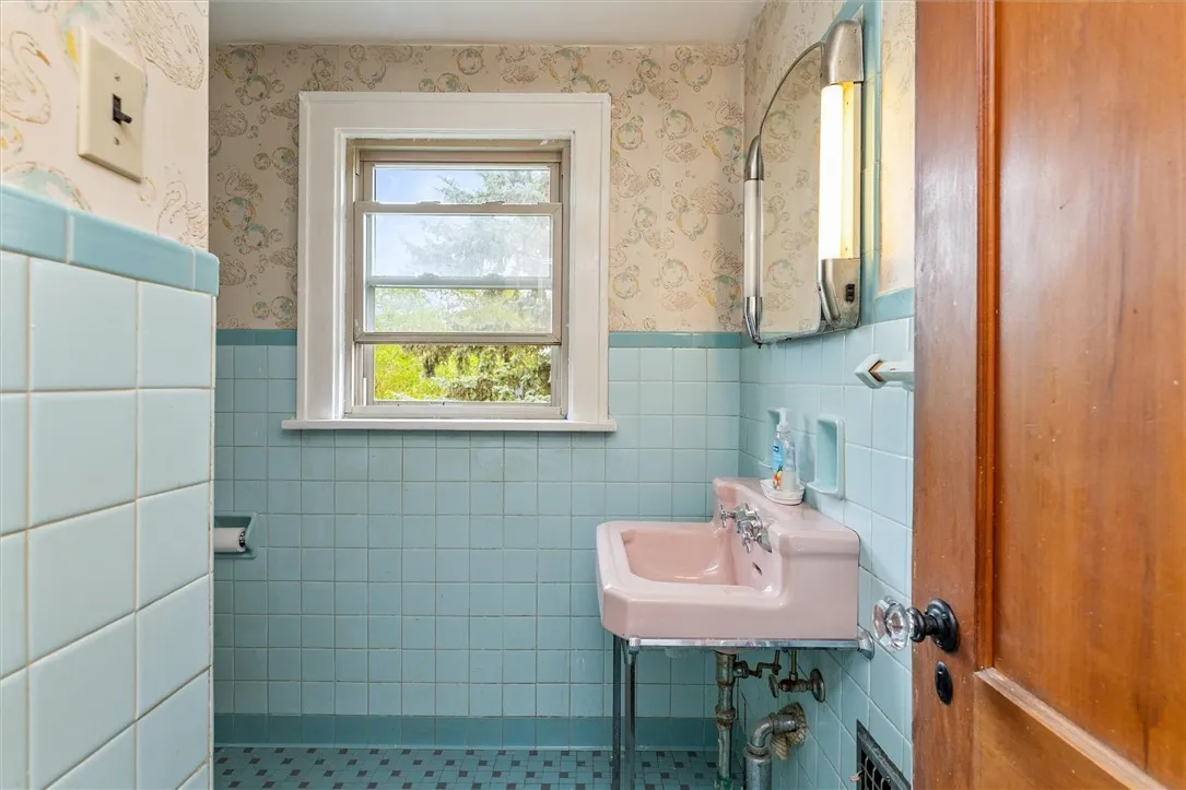 40 Belgard Street, Rochester, New York 14609, Rochester, New York 14609, 3 Bedrooms Bedrooms, 6 Rooms Rooms,1 BathroomBathrooms,Residential,For Sale,40 Belgard Street, Rochester, New York 14609,0,R1636088