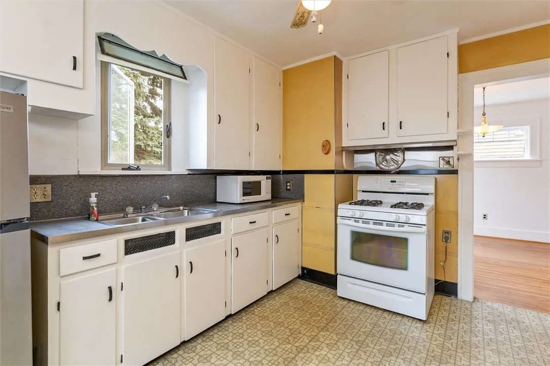 40 Belgard Street, Rochester, New York 14609, Rochester, New York 14609, 3 Bedrooms Bedrooms, 6 Rooms Rooms,1 BathroomBathrooms,Residential,For Sale,40 Belgard Street, Rochester, New York 14609,0,R1636088