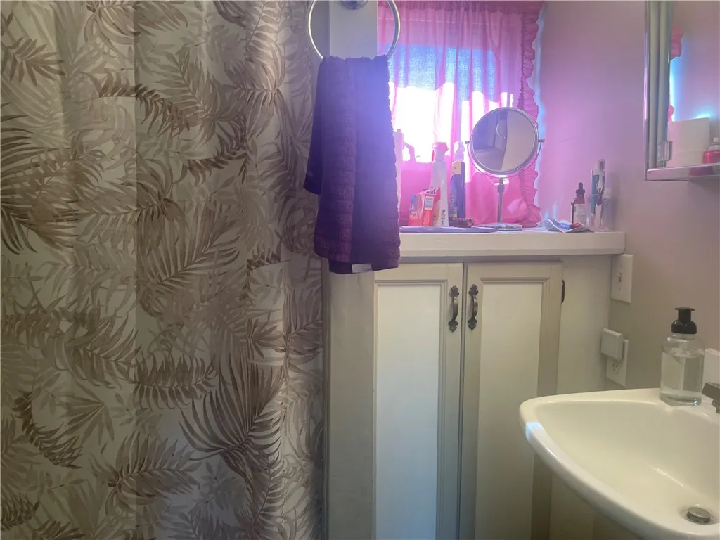 Apt. Full Bathroom