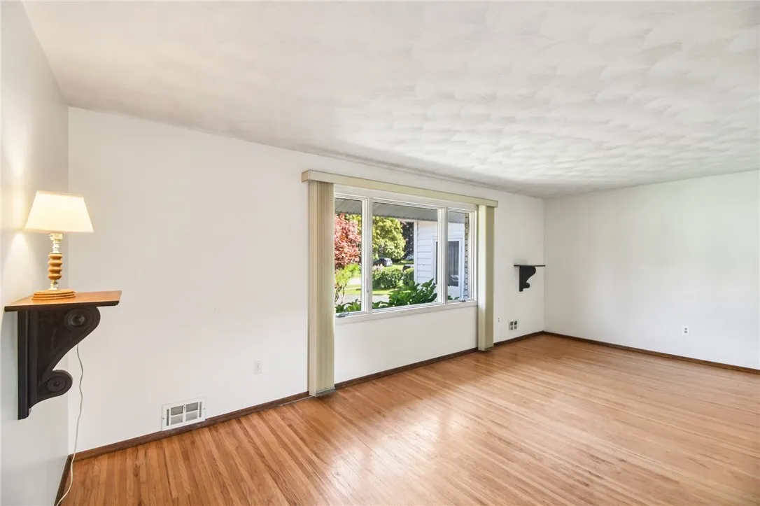 83 Dohrcrest Drive, Greece, New York 14612, Greece, New York 14612, 3 Bedrooms Bedrooms, 7 Rooms Rooms,2 BathroomsBathrooms,Residential,Closed,83 Dohrcrest Drive, Greece, New York 14612,0,R1636494