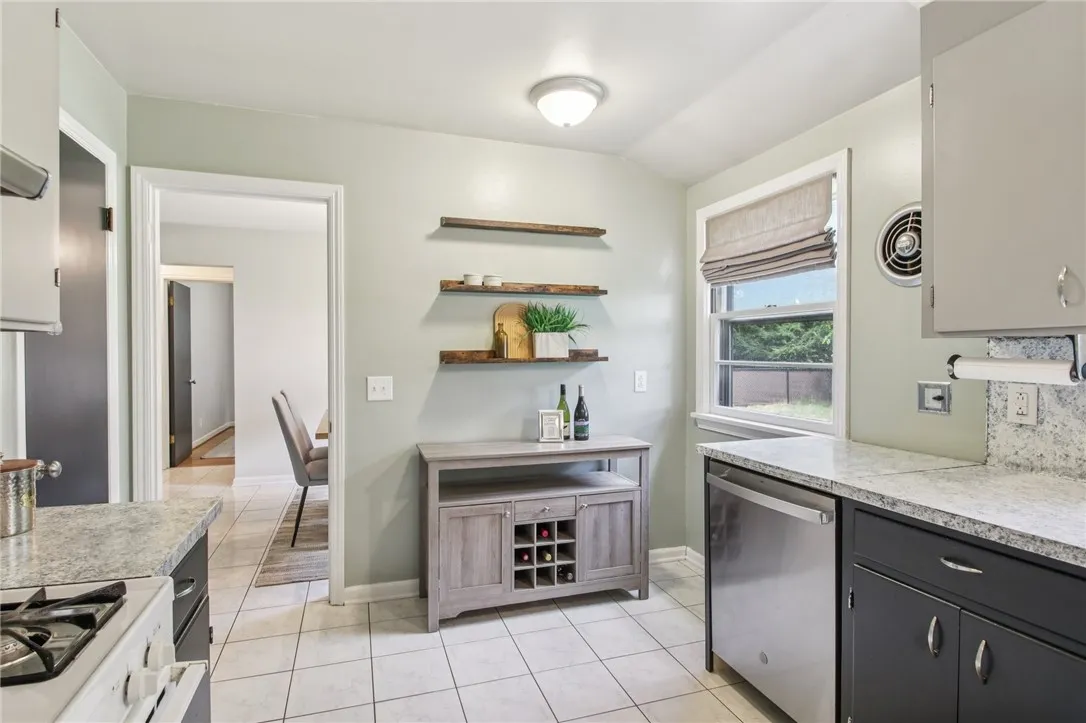33 Wedgewood Drive, Gates, New York 14624, Gates, New York 14624, 2 Bedrooms Bedrooms, 6 Rooms Rooms,2 BathroomsBathrooms,Residential,Closed,33 Wedgewood Drive, Gates, New York 14624,0,R1636297