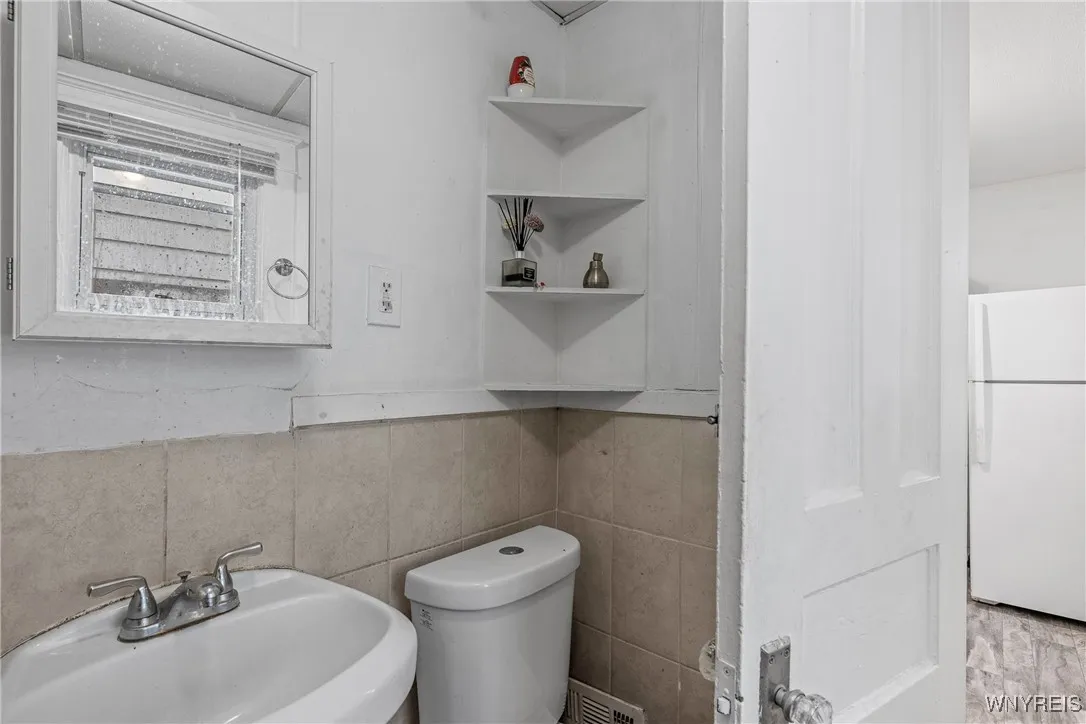 23 Wyandotte Avenue, Buffalo, New York 14207, Buffalo, New York 14207, 4 Bedrooms Bedrooms, ,2 BathroomsBathrooms,Residential,For Sale,23 Wyandotte Avenue, Buffalo, New York 14207,0,B1636760