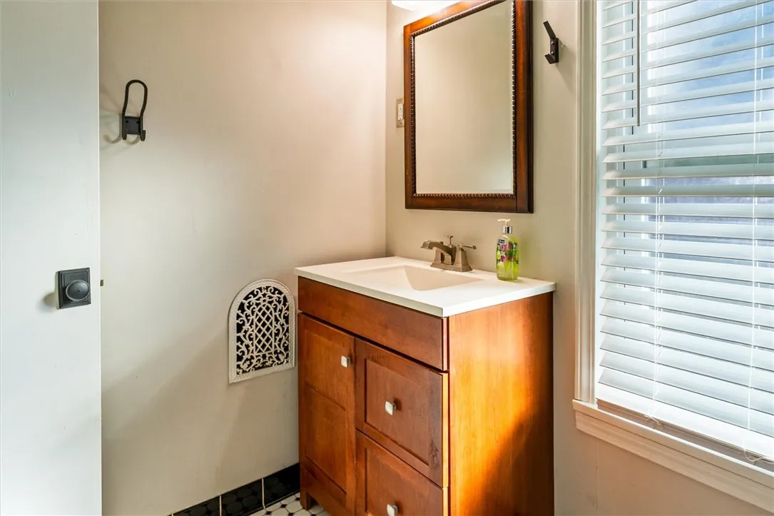 43 Amherst Street, Rochester, New York 14607, Rochester, New York 14607, 4 Bedrooms Bedrooms, 10 Rooms Rooms,2 BathroomsBathrooms,Residential,Closed,43 Amherst Street, Rochester, New York 14607,0,R1636157