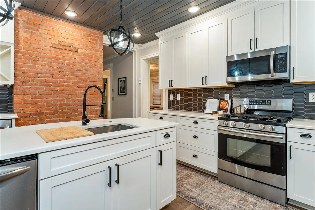 43 Amherst Street, Rochester, New York 14607, Rochester, New York 14607, 4 Bedrooms Bedrooms, 10 Rooms Rooms,2 BathroomsBathrooms,Residential,Closed,43 Amherst Street, Rochester, New York 14607,0,R1636157