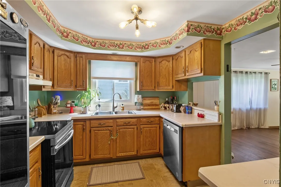 135 Charles Drive, Camillus, New York 13031, Camillus, New York 13031, 3 Bedrooms Bedrooms, 9 Rooms Rooms,1 BathroomBathrooms,Residential,Closed,135 Charles Drive, Camillus, New York 13031,0,S1636258