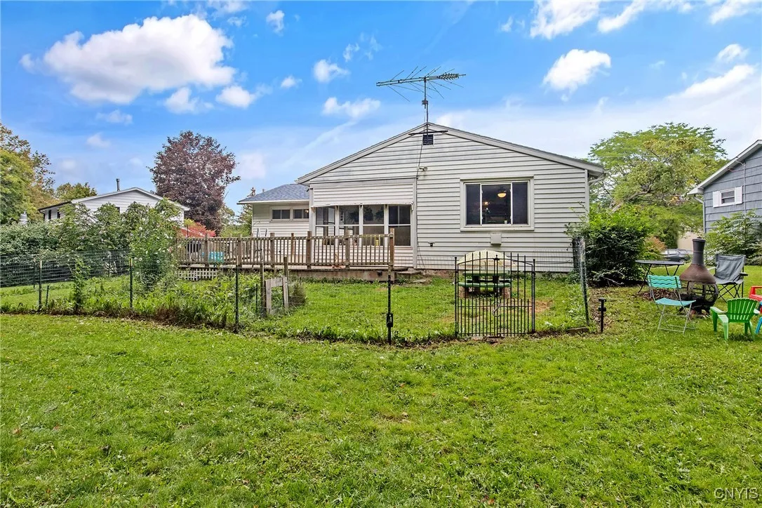 135 Charles Drive, Camillus, New York 13031, Camillus, New York 13031, 3 Bedrooms Bedrooms, 9 Rooms Rooms,1 BathroomBathrooms,Residential,Closed,135 Charles Drive, Camillus, New York 13031,0,S1636258