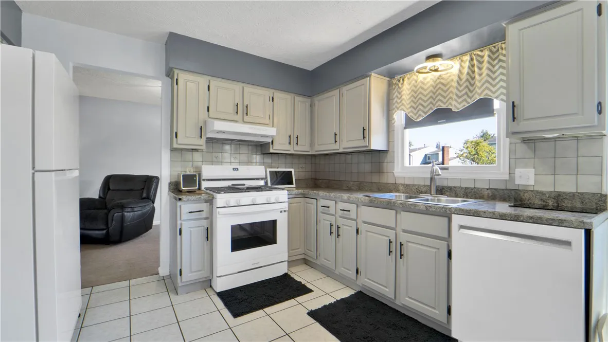 82 Constance Way West, Greece, New York 14612, Greece, New York 14612, 3 Bedrooms Bedrooms, 7 Rooms Rooms,1 BathroomBathrooms,Residential,Closed,82 Constance Way West, Greece, New York 14612,0,R1631015