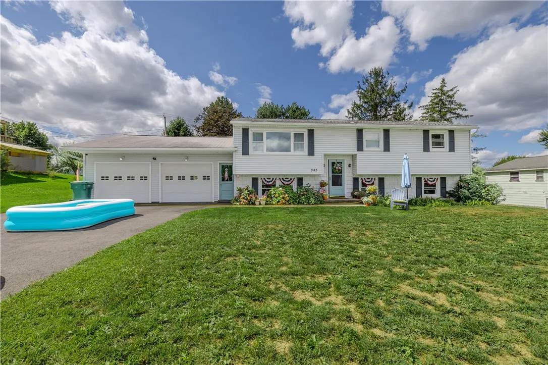 945 Bunker Hill Drive, Macedon, New York 14502, Macedon, New York 14502, 5 Bedrooms Bedrooms, 8 Rooms Rooms,2 BathroomsBathrooms,Residential,For Sale,945 Bunker Hill Drive, Macedon, New York 14502,0,R1636599