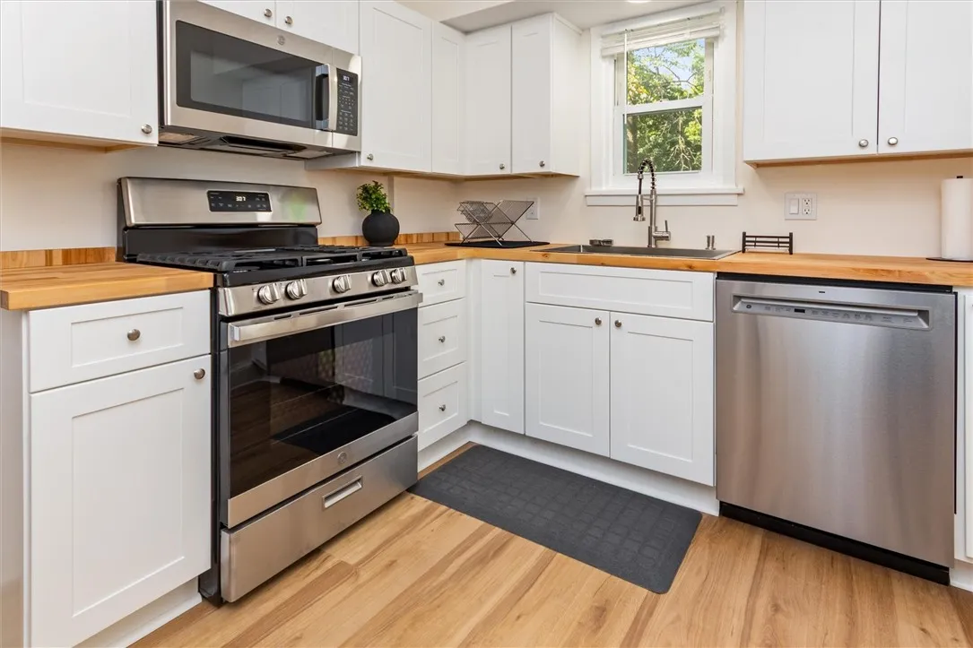 202 Terrace Park, Rochester, New York 14619, Rochester, New York 14619, 2 Bedrooms Bedrooms, 6 Rooms Rooms,1 BathroomBathrooms,Residential,For Sale,202 Terrace Park, Rochester, New York 14619,0,R1636192