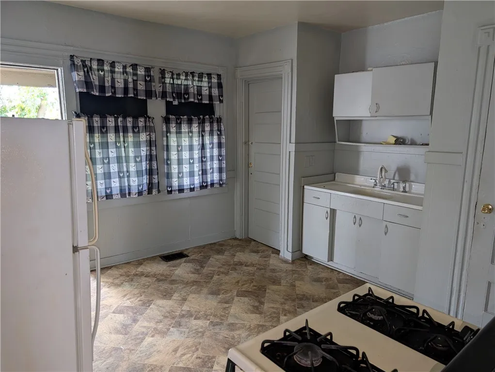 203 Emerson Street, Rochester, New York 14613, Rochester, New York 14613, 5 Bedrooms Bedrooms, ,2 BathroomsBathrooms,Residential,Closed,203 Emerson Street, Rochester, New York 14613,0,R1633871