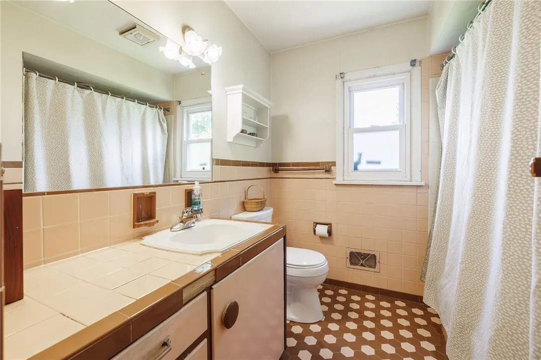 862 Hinchey Road, Gates, New York 14624, Gates, New York 14624, 3 Bedrooms Bedrooms, 6 Rooms Rooms,1 BathroomBathrooms,Residential,For Sale,862 Hinchey Road, Gates, New York 14624,0,R1636302