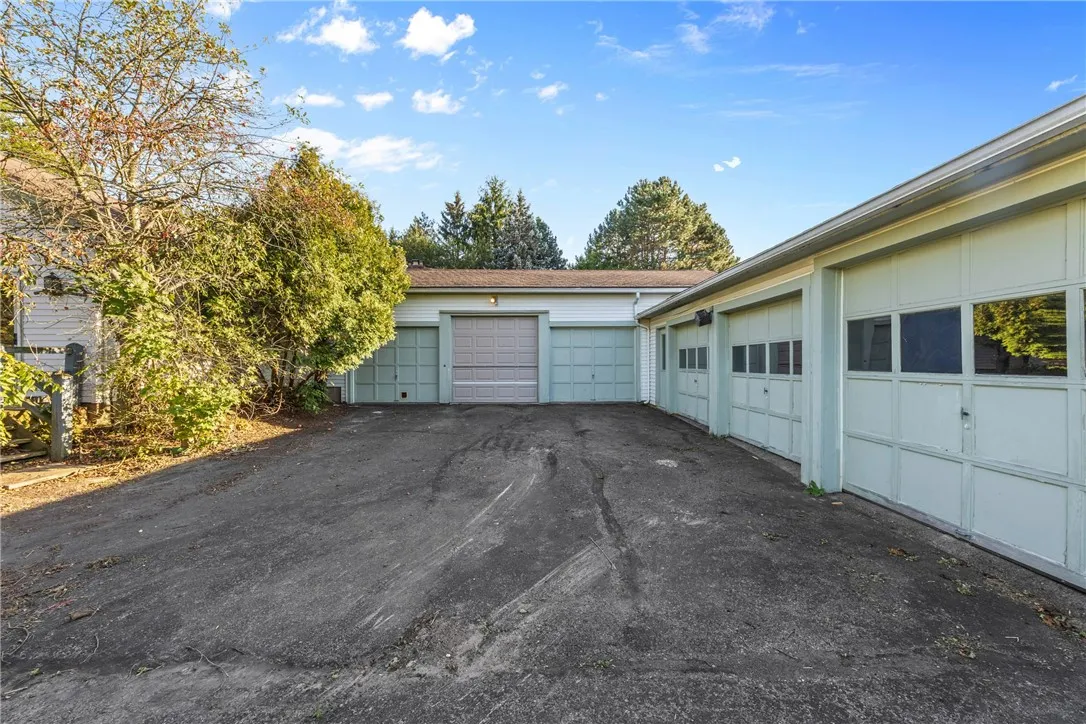 11 Old Brook Trail, Mendon, New York 14472, Mendon, New York 14472, 4 Bedrooms Bedrooms, 11 Rooms Rooms,4 BathroomsBathrooms,Residential,Closed,11 Old Brook Trail, Mendon, New York 14472,0,R1636847