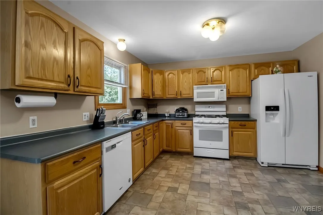 6046 Margaret Ann Drive, Hamburg, New York 14085, Hamburg, New York 14085, 4 Bedrooms Bedrooms, 7 Rooms Rooms,2 BathroomsBathrooms,Residential,For Sale,6046 Margaret Ann Drive, Hamburg, New York 14085,0,B1636497