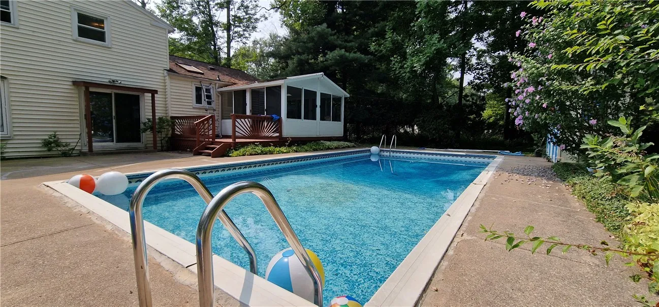 11 Log Cabin Circle, Perinton, New York 14450, Perinton, New York 14450, 5 Bedrooms Bedrooms, 9 Rooms Rooms,2 BathroomsBathrooms,Residential,Closed,11 Log Cabin Circle, Perinton, New York 14450,0,R1636782