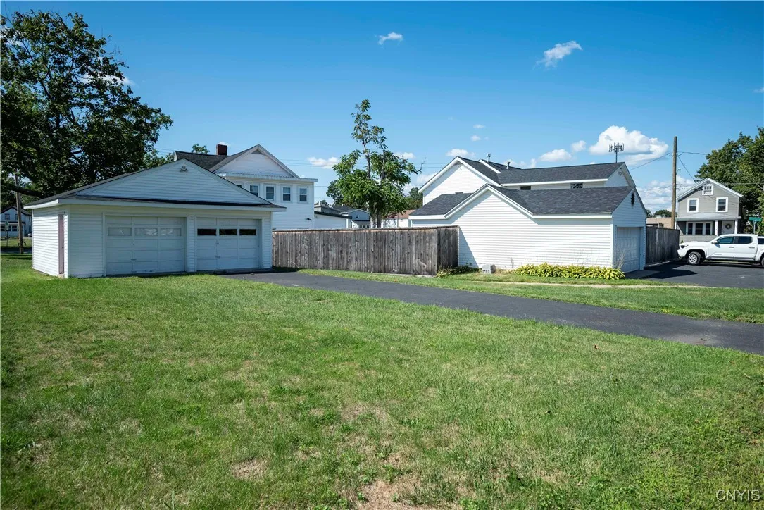 624 Woodland Ave 2 Stall Garage