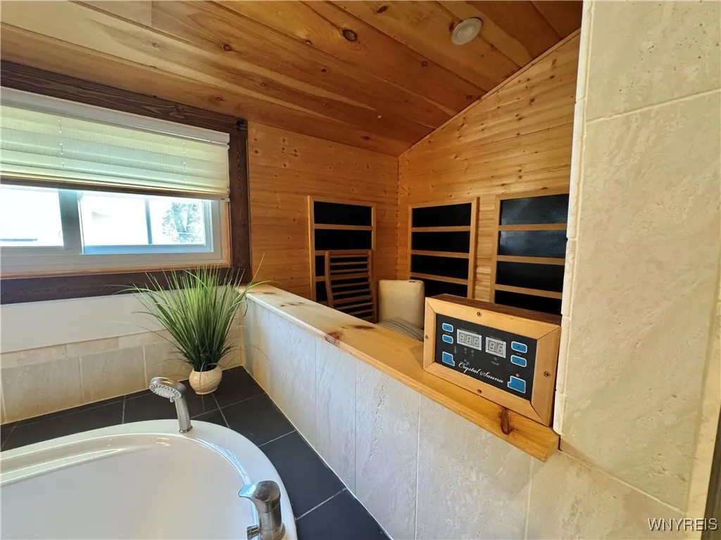 Upper Bath \r\nInfared Sauna