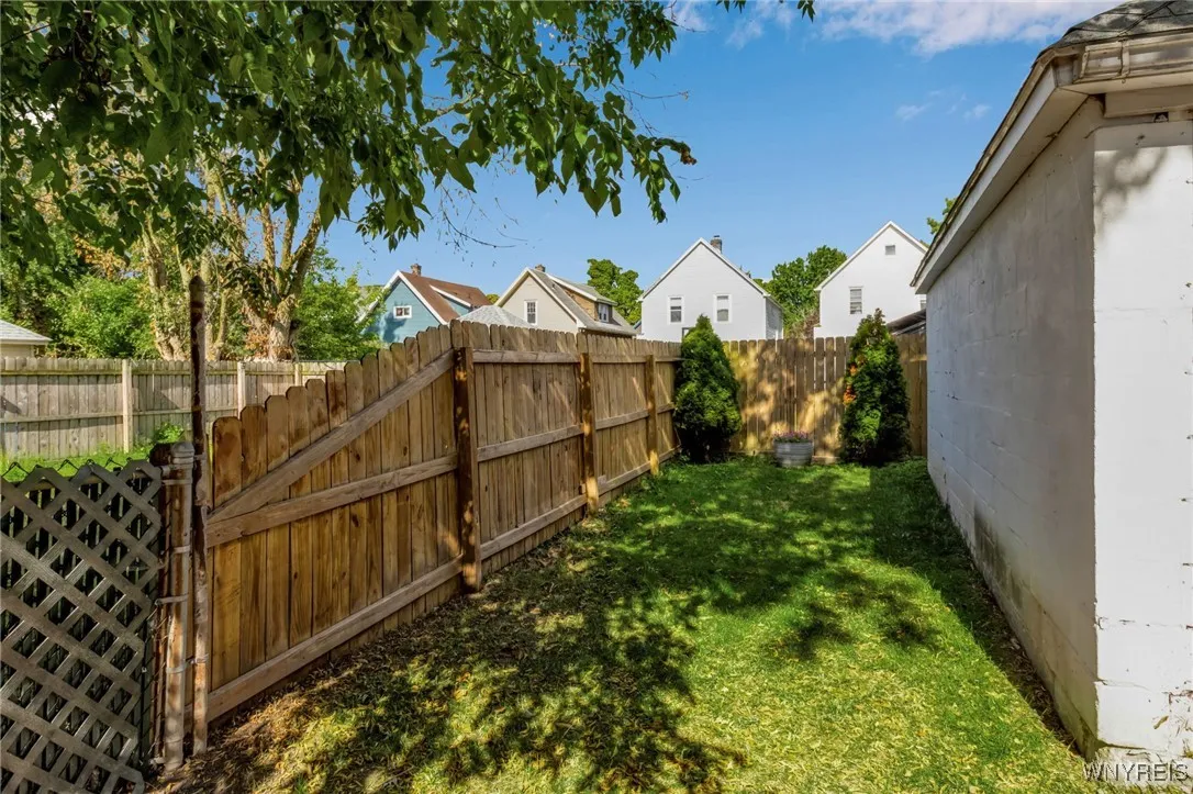 324 Esser Avenue, Buffalo, New York 14207, Buffalo, New York 14207, 3 Bedrooms Bedrooms, 7 Rooms Rooms,1 BathroomBathrooms,Residential,Closed,324 Esser Avenue, Buffalo, New York 14207,0,B1636276