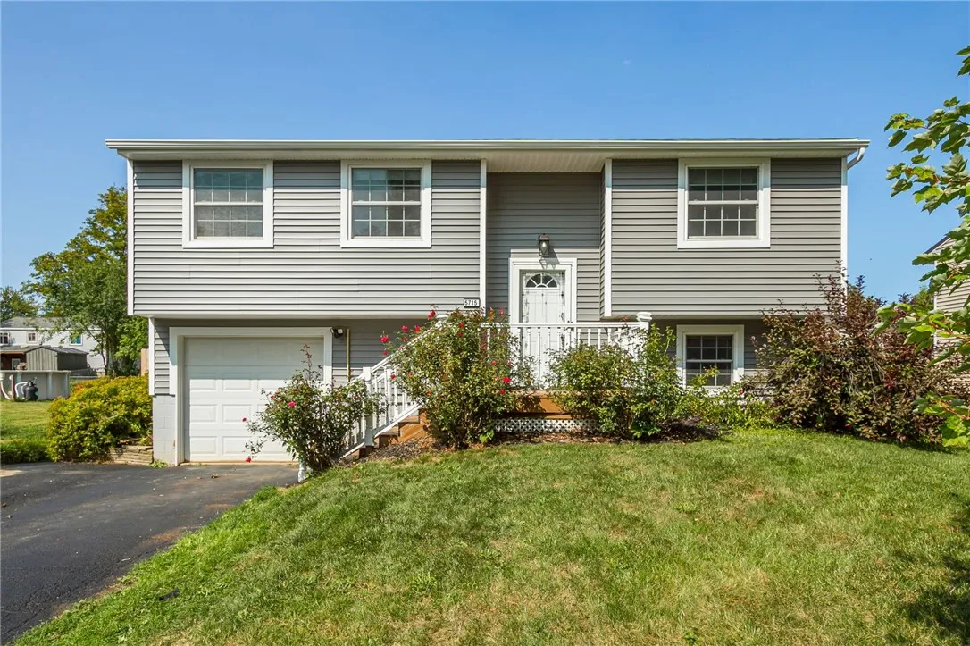 5715 Dalton Drive, Farmington, New York 14425, Farmington, New York 14425, 4 Bedrooms Bedrooms, 8 Rooms Rooms,2 BathroomsBathrooms,Residential,Closed,5715 Dalton Drive, Farmington, New York 14425,0,R1635952