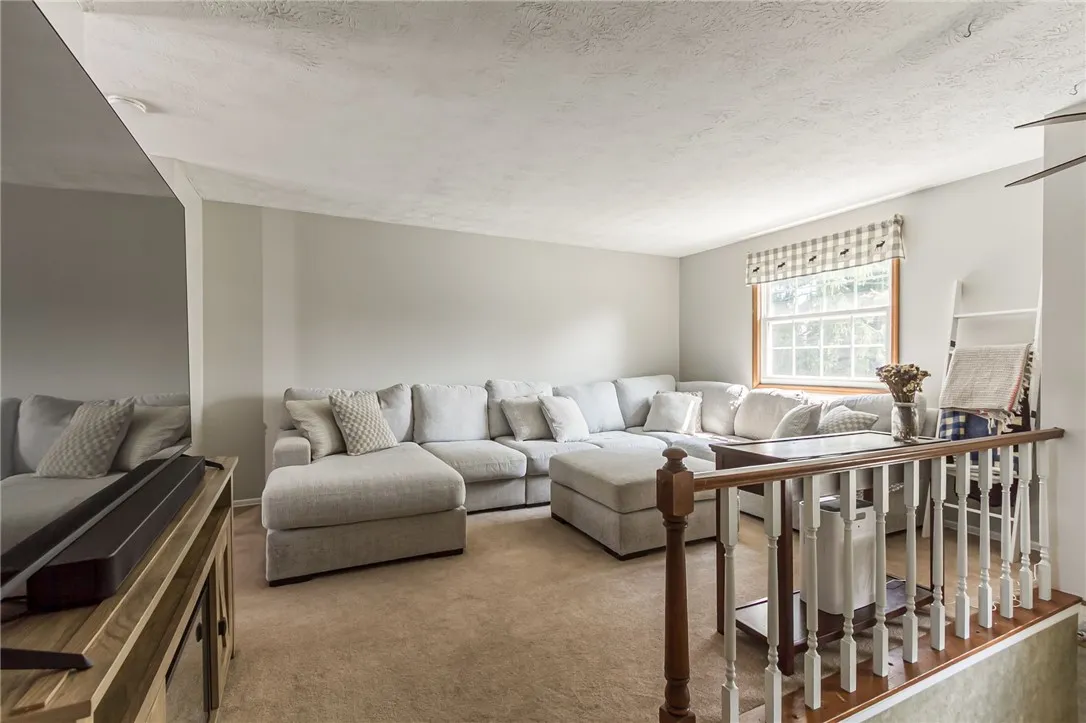 5715 Dalton Drive, Farmington, New York 14425, Farmington, New York 14425, 4 Bedrooms Bedrooms, 8 Rooms Rooms,2 BathroomsBathrooms,Residential,Closed,5715 Dalton Drive, Farmington, New York 14425,0,R1635952