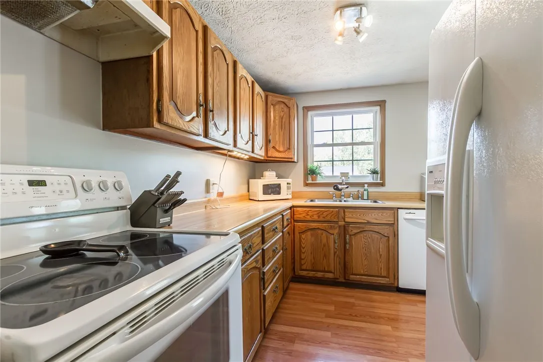 5715 Dalton Drive, Farmington, New York 14425, Farmington, New York 14425, 4 Bedrooms Bedrooms, 8 Rooms Rooms,2 BathroomsBathrooms,Residential,Closed,5715 Dalton Drive, Farmington, New York 14425,0,R1635952