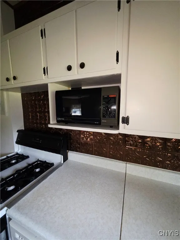 Built in Microwave in Kitchen