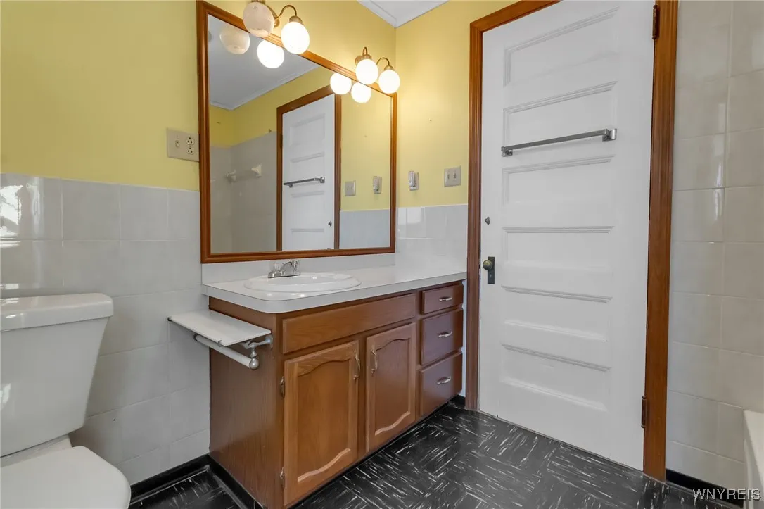 33 Summit Avenue, Buffalo, New York 14214, Buffalo, New York 14214, 4 Bedrooms Bedrooms, 11 Rooms Rooms,2 BathroomsBathrooms,Residential,Closed,33 Summit Avenue, Buffalo, New York 14214,0,B1637026