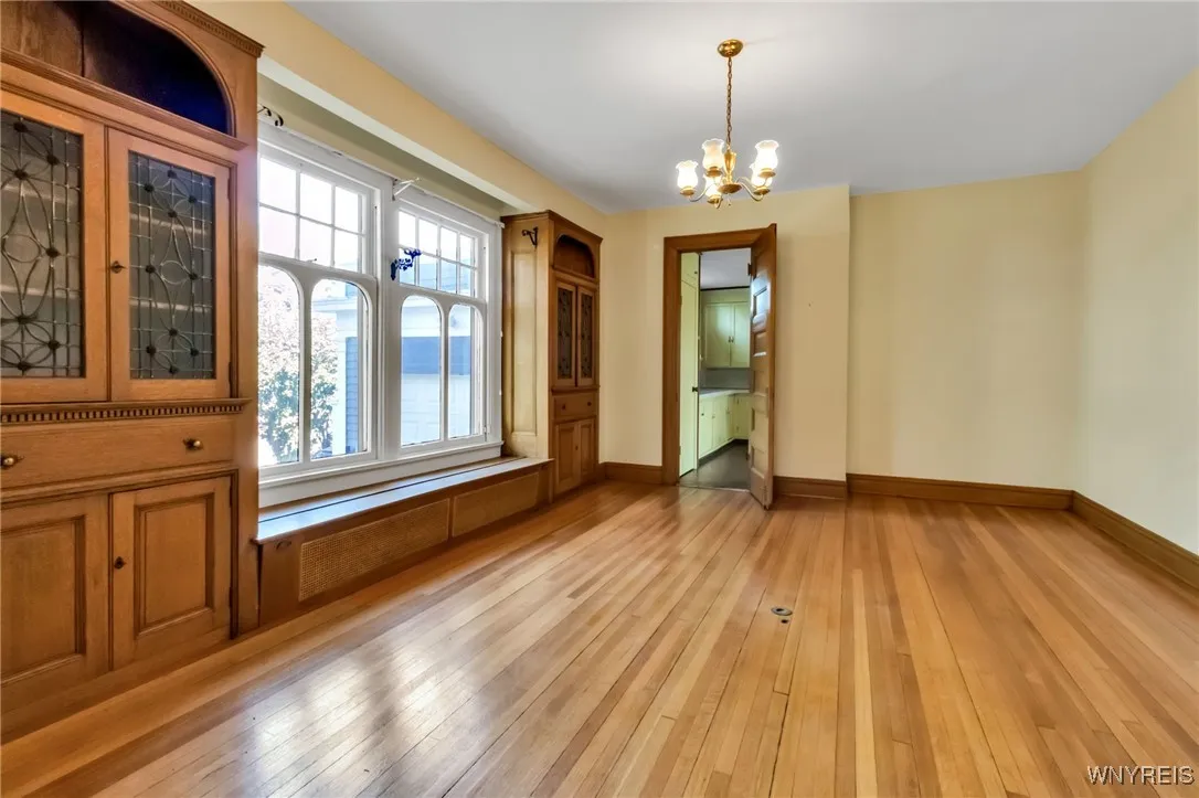 33 Summit Avenue, Buffalo, New York 14214, Buffalo, New York 14214, 4 Bedrooms Bedrooms, 11 Rooms Rooms,2 BathroomsBathrooms,Residential,Closed,33 Summit Avenue, Buffalo, New York 14214,0,B1637026