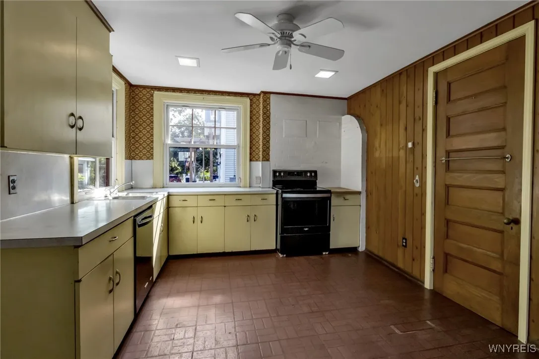 33 Summit Avenue, Buffalo, New York 14214, Buffalo, New York 14214, 4 Bedrooms Bedrooms, 11 Rooms Rooms,2 BathroomsBathrooms,Residential,Closed,33 Summit Avenue, Buffalo, New York 14214,0,B1637026