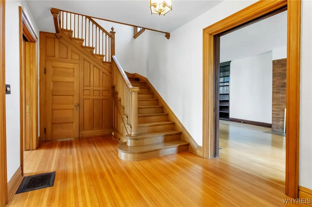 33 Summit Avenue, Buffalo, New York 14214, Buffalo, New York 14214, 4 Bedrooms Bedrooms, 11 Rooms Rooms,2 BathroomsBathrooms,Residential,Closed,33 Summit Avenue, Buffalo, New York 14214,0,B1637026