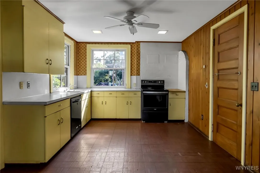 33 Summit Avenue, Buffalo, New York 14214, Buffalo, New York 14214, 4 Bedrooms Bedrooms, 11 Rooms Rooms,2 BathroomsBathrooms,Residential,Closed,33 Summit Avenue, Buffalo, New York 14214,0,B1637026